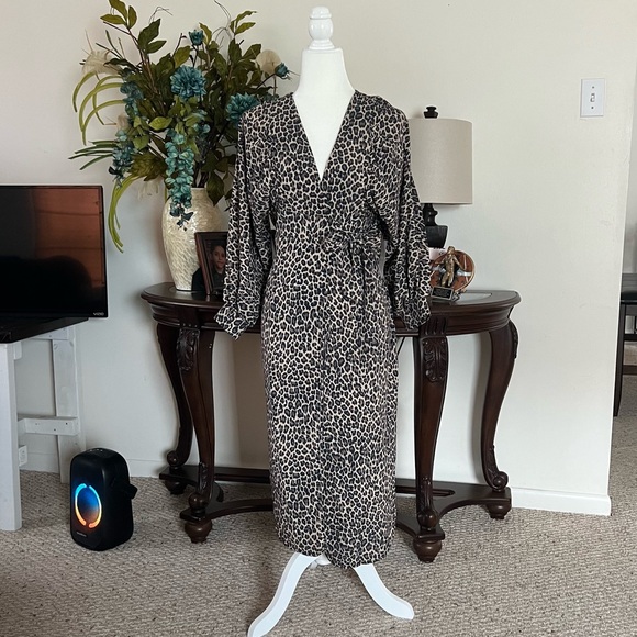 Never Fully Dressed Wrap MIDI Dress Animal Print Long Puff Sleeve Size 8 NWT - Picture 3 of 8